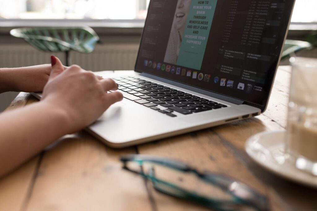Content marketing kanaal kiezen laptop